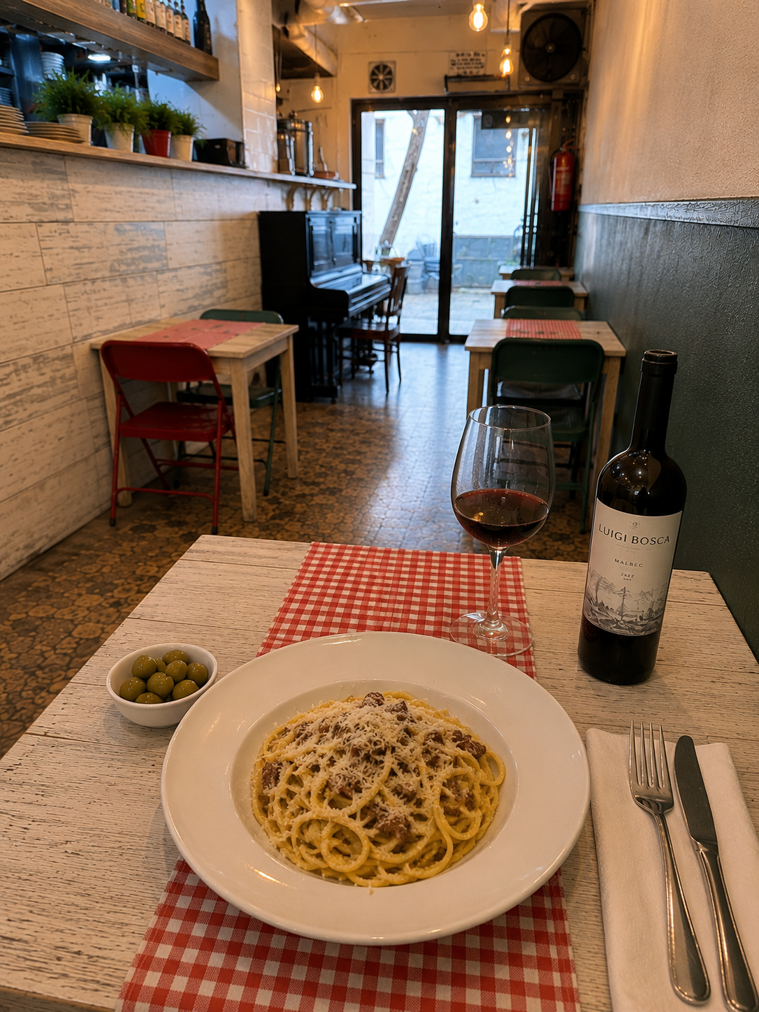 Pasta italiana del menú del día en Pummarò Molins de Rei con copa de vino Malbec