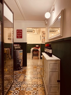 Entrada del restaurante con suelo hidráulico