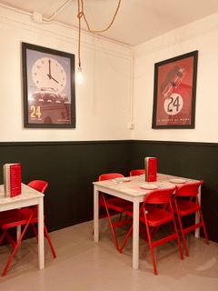 Comedor con decoración automovilística italiana