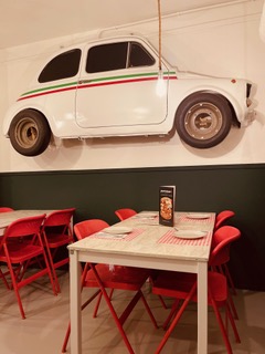 Fiat 500 decorativo sobre la pared del comedor
