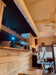 Barra interior y zona de acceso del restaurante